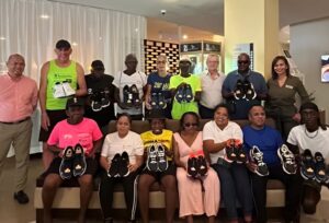 Donatie hardloopschoenen door de Courtyard Children Foundation
